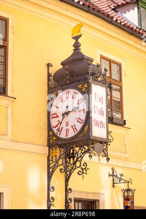 PRAGA, REPUBBLICA CECA, EUROPA - U Fleku birreria e ristorante cartello orologio. Foto Stock