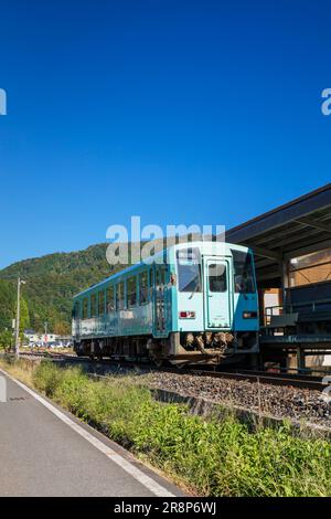 Treno regolare sulla linea del lago Kuzuryu Foto Stock