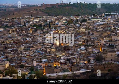 Marocco. Fez. Persone sulla collina sopra la vecchia medina a Fez al crepuscolo Foto Stock