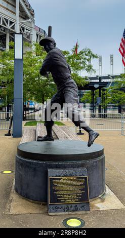 Statua di Lou Boudreau di fronte allo stadio Progressive Field - CLEVELAND, STATI UNITI - 05 GIUGNO 2023 Foto Stock