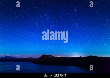 Il lago Mashu e il cielo stellato Foto Stock