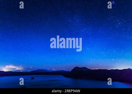 Il lago Mashu e il cielo stellato Foto Stock