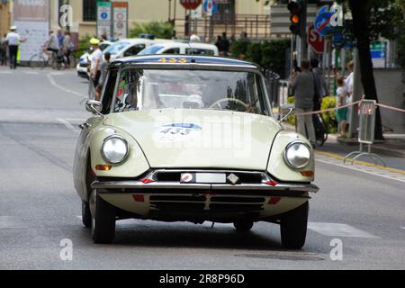 Pesaro , ITALIA - 14 giu - 2023 : CITROEN DS 19 1957 su una vecchia auto da corsa nel rally Mille miglia 2023 la famosa corsa storica italiana (1927-1957) Foto Stock