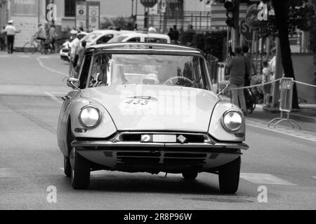 Pesaro , ITALIA - 14 giu - 2023 : CITROEN DS 19 1957 su una vecchia auto da corsa nel rally Mille miglia 2023 la famosa corsa storica italiana (1927-1957) Foto Stock