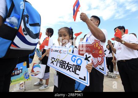 (230622) -- VIENTIANE, 22 giugno 2023 (Xinhua) -- gli studenti del Laos si preparano a salire a bordo del treno dell'UEM a Vientiane, Laos, 21 giugno 2023. Gli studenti del Laos hanno acquisito maggiore comprensione dei treni elettrici a più unità (EMU) di Lane Xang sulla ferrovia Cina-Laos, mentre si godono il loro primo viaggio. Un evento a tema 'vedere il mondo in treno' lanciato dalla società cinese CRRC Corporation Limited, il produttore dei treni Lane Xang EMU per la ferrovia Cina-Laos, ha organizzato il viaggio dalla capitale del Laos di Vientiane alla città patrimonio dell'umanità di Luang Prabang Mercoledì. PER ANDARE CON 'caratteristica: I giovani Lao imparano circa Foto Stock