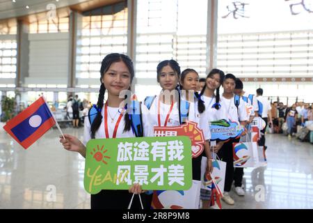 (230622) -- VIENTIANE, 22 giugno 2023 (Xinhua) -- gli studenti del Laos si preparano a salire a bordo del treno dell'UEM a Vientiane, Laos, 21 giugno 2023. Gli studenti del Laos hanno acquisito maggiore comprensione dei treni elettrici a più unità (EMU) di Lane Xang sulla ferrovia Cina-Laos, mentre si godono il loro primo viaggio. Un evento a tema 'vedere il mondo in treno' lanciato dalla società cinese CRRC Corporation Limited, il produttore dei treni Lane Xang EMU per la ferrovia Cina-Laos, ha organizzato il viaggio dalla capitale del Laos di Vientiane alla città patrimonio dell'umanità di Luang Prabang Mercoledì. PER ANDARE CON 'caratteristica: I giovani Lao imparano circa Foto Stock