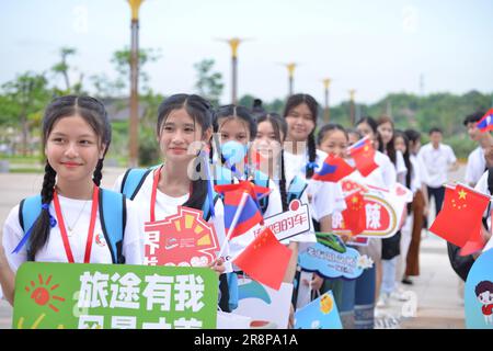 (230622) -- VIENTIANE, 22 giugno 2023 (Xinhua) -- gli studenti del Laos si preparano a salire a bordo del treno dell'UEM a Vientiane, Laos, 21 giugno 2023. Gli studenti del Laos hanno acquisito maggiore comprensione dei treni elettrici a più unità (EMU) di Lane Xang sulla ferrovia Cina-Laos, mentre si godono il loro primo viaggio. Un evento a tema 'vedere il mondo in treno' lanciato dalla società cinese CRRC Corporation Limited, il produttore dei treni Lane Xang EMU per la ferrovia Cina-Laos, ha organizzato il viaggio dalla capitale del Laos di Vientiane alla città patrimonio dell'umanità di Luang Prabang Mercoledì. PER ANDARE CON 'caratteristica: I giovani Lao imparano circa Foto Stock