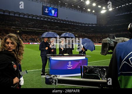 La troupe televisiva di Amazon prime sulla linea laterale del campo dello stadio San siro durante una partita di UEFA Champions League Foto Stock