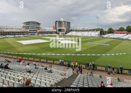 Il personale di terra prepara il campo dopo le soste della pioggia durante la partita delle Donne 2023 della Metro Bank Inghilterra vs Australia a Trent Bridge, Nottingham, Regno Unito, 22nd giugno 2023 (Foto di Mark Cosgrove/News Images) Foto Stock