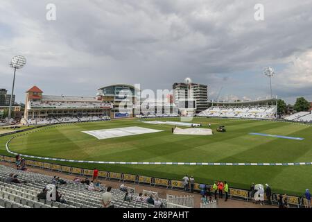 Il personale di terra prepara il campo dopo le soste della pioggia durante la partita delle Donne 2023 della Metro Bank Inghilterra vs Australia a Trent Bridge, Nottingham, Regno Unito, 22nd giugno 2023 (Foto di Mark Cosgrove/News Images) Foto Stock