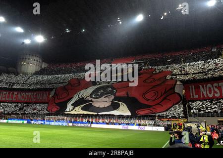 La coreografia dei tifosi dell'AC Milan che rappresenta il diavolo (simbolo dell'AC Milan) catchngi il burattino Pulcinella (simbolo di Napoli) Foto Stock