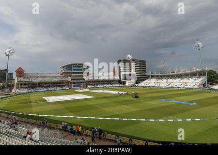 Nottingham, Regno Unito. 22nd giugno, 2023. Il personale di terra prepara il campo dopo le soste della pioggia durante la partita delle Donne 2023 della Metro Bank Inghilterra vs Australia a Trent Bridge, Nottingham, Regno Unito, 22nd giugno 2023 (Foto di Mark Cosgrove/News Images) a Nottingham, Regno Unito il 6/22/2023. (Foto di Mark Cosgrove/News Images/Sipa USA) Credit: Sipa USA/Alamy Live News Foto Stock