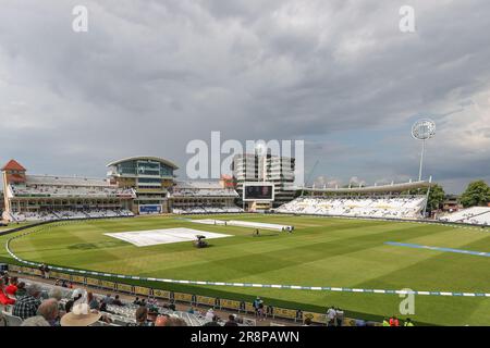 Nottingham, Regno Unito. 22nd giugno, 2023. Il personale di terra prepara il campo dopo le soste della pioggia durante la partita delle Donne 2023 della Metro Bank Inghilterra vs Australia a Trent Bridge, Nottingham, Regno Unito, 22nd giugno 2023 (Foto di Mark Cosgrove/News Images) a Nottingham, Regno Unito il 6/22/2023. (Foto di Mark Cosgrove/News Images/Sipa USA) Credit: Sipa USA/Alamy Live News Foto Stock