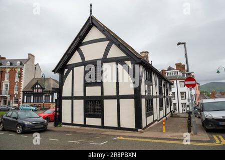 Il vecchio tribunale di St Peter's Square, Ruthin, Denbighshire, Galles del Nord. Foto Stock