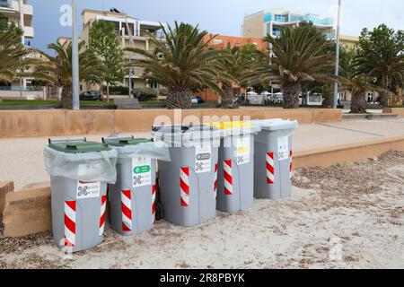 ALGHERO, ITALIA - 29 MAGGIO 2023: Smistamento dei rifiuti balneari pubblici nei bidoni comunali della spazzatura nella città di Alghero, Sardegna, Italia. Foto Stock