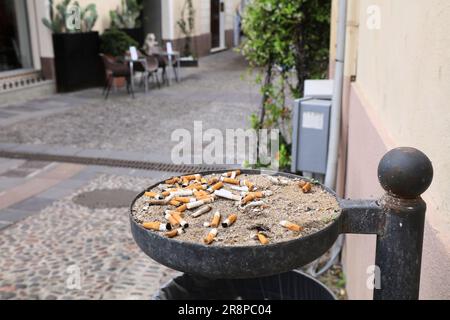 ALGHERO, ITALIA - 29 MAGGIO 2023: Posacenere pubblico mozziconi di sigaretta nella città di Alghero, Sardegna, Italia. Foto Stock