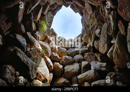 Nuraghe la Prisgiona vicino ad Arzachena in Sardegna. Complesso di monumenti nuragici dell'antica civiltà neolitica in Sardegna, Italia. Foto Stock