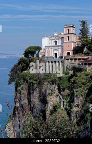 Vico equense visto dal porticciolo Foto Stock