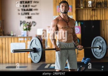 Foto con spazio copia di un uomo forte che fa pesi con un bar Foto Stock