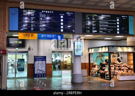 JEONJU, COREA DEL SUD - 5 APRILE 2023: Imbarco per le partenze alla stazione di Jeonju in Corea del Sud. Jeonju è la capitale di Jeollabuk-do (Provincia di Jeolla settentrionale). Foto Stock