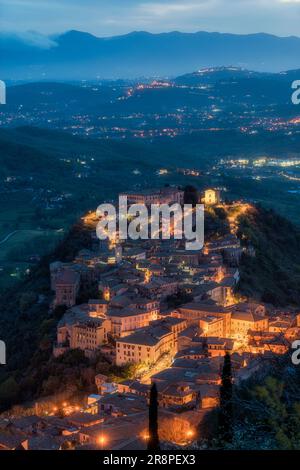 Vista serale panoramica ad Arpino, antica cittadina in provincia di Frosinone, Lazio, Italia centrale. Foto Stock