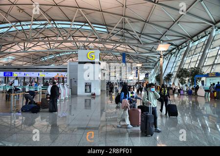 SEOUL, COREA DEL SUD - 10 APRILE 2023: I passeggeri si affrettano all'aeroporto Incheon di Seoul, il principale aeroporto della Corea del Sud. Foto Stock