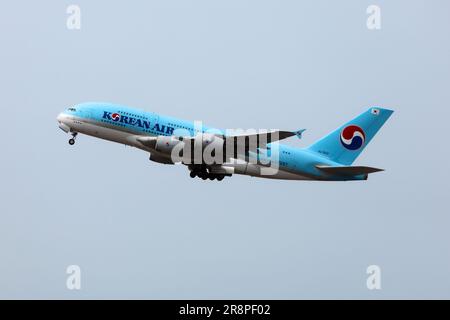 SEOUL, COREA DEL SUD - 10 APRILE 2023: Airbus A380 di Korean Air in partenza dall'aeroporto di Seoul Incheon, il principale aeroporto della Corea del Sud. Foto Stock