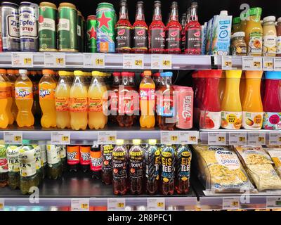 VIENNA, AUSTRIA - 8 AGOSTO 2022: Sezione bevande in un supermercato in Austria. Zipfer Urtyp, Meloni Spritz, Melongini e Almdudler sono austriaci Foto Stock