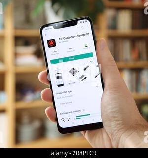 VARSAVIA, POLONIA - 29 GENNAIO 2021: Utente che installa l'app di viaggio ufficiale della compagnia aerea Air Canada su uno smartphone Android OS, di marca Xiaomi. Foto Stock