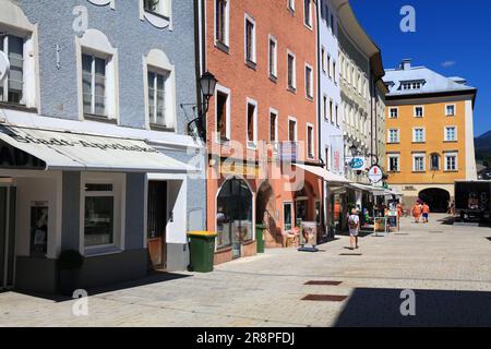 HALLEIN, AUSTRIA - 4 AGOSTO 2022: La gente visita la città vecchia di Hallein, nello stato di Salisburgo, Austria. Foto Stock