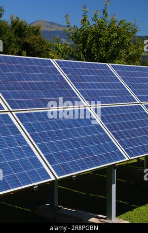Pannelli solari montati su telaio nel cortile accanto a una casa privata. Produzione di energia fotovoltaica nei pressi di Salisburgo, Austria. Foto Stock