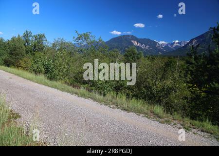 Percorso ciclabile sul fiume Drava (Drauradweg) vicino alla città di Spittal an der Drau, nello stato austriaco della Carinzia. Itinerario in bicicletta con le montagne Karawanken. Foto Stock