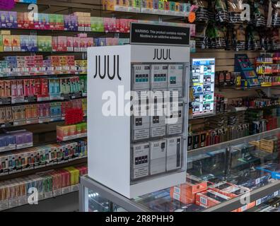 Lafayette - 21 giugno 2023: Mostra Juul e-sigaretta. Juul Labs è stato accusato di contribuire all'ascesa della vaping tra i giovani. Foto Stock