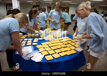 Marietta, Georgia, Stati Uniti. 21st giugno, 2023. Decine di giovani donne e le loro madri provenienti da una lega di beneficenza locale hanno affinato le loro capacità di fare il pranzo alla Johnson Ferry Baptist Church, realizzando almeno 500 panini per coloro che ne hanno bisogno quest'estate. Facevano parte del Sandwich Project, organizzazione no profit che assembla e distribuisce panini fatti in casa per soddisfare le esigenze di scarsità di cibo a Metro Atlanta. (Credit Image: © Robin Rayne/ZUMA Press Wire) SOLO PER USO EDITORIALE! Non per USO commerciale! Foto Stock