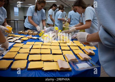 Marietta, Georgia, Stati Uniti. 21st giugno, 2023. Decine di giovani donne e le loro madri provenienti da una lega di beneficenza locale hanno affinato le loro capacità di fare il pranzo alla Johnson Ferry Baptist Church, realizzando almeno 500 panini per coloro che ne hanno bisogno quest'estate. Facevano parte del Sandwich Project, organizzazione no profit che assembla e distribuisce panini fatti in casa per soddisfare le esigenze di scarsità di cibo a Metro Atlanta. (Credit Image: © Robin Rayne/ZUMA Press Wire) SOLO PER USO EDITORIALE! Non per USO commerciale! Foto Stock