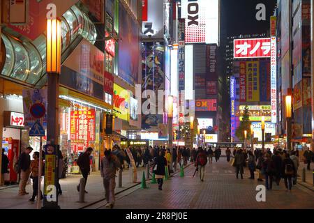 TOKYO, GIAPPONE - 1° DICEMBRE 2016: La gente visita il quartiere Akihabara di Tokyo di notte. Il distretto di Akihabara è noto come distretto di Electric Town, ha Foto Stock