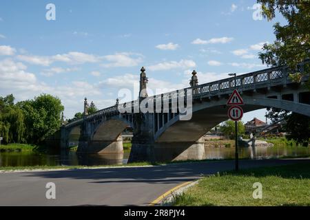 Nymburk, Repubblica Ceca - 30 maggio 2023 - il ponte stradale di Nymburk porta la strada sull'Elba, in un soleggiato pomeriggio primaverile Foto Stock