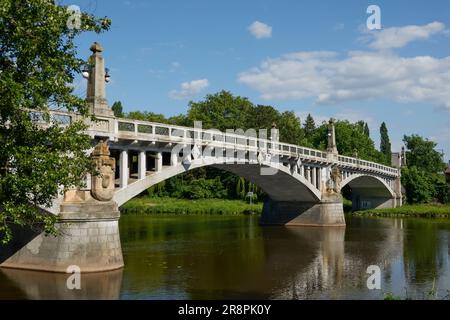 Nymburk, Repubblica Ceca - 30 maggio 2023 - il ponte stradale di Nymburk porta la strada sull'Elba, in un soleggiato pomeriggio primaverile Foto Stock