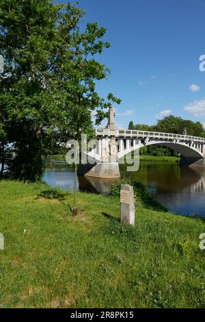 Nymburk, Repubblica Ceca - 30 maggio 2023 - il ponte stradale di Nymburk porta la strada sull'Elba, in un soleggiato pomeriggio primaverile Foto Stock