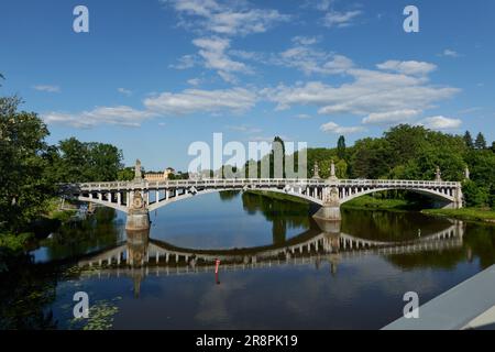 Nymburk, Repubblica Ceca - 30 maggio 2023 - il ponte stradale di Nymburk porta la strada sull'Elba, in un soleggiato pomeriggio primaverile Foto Stock