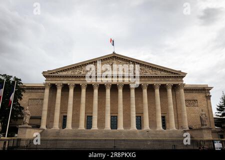 Parigi, Francia. 20th giugno, 2023. Facciata del Palais Bourbon che ospita l'Assemblea Nazionale. Sessione di domande per il governo di Elisabetta portato all'Assemblea Nazionale, al Palais Bourbon di Parigi. (Foto di Telmo Pinto/SOPA Images/Sipa USA) Credit: Sipa USA/Alamy Live News Foto Stock