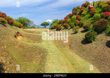 Rovine del castello di Yamanaka e il monte Foto Stock