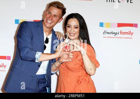 Lukas Sauer und Miyabi Kawai bei der Ernsting's Family Fashion Show im Hotel Atlantic. Amburgo, 19.06.2023 Foto Stock