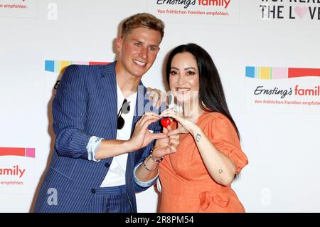Lukas Sauer und Miyabi Kawai bei der Ernsting's Family Fashion Show im Hotel Atlantic. Amburgo, 19.06.2023 Foto Stock
