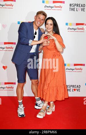 Lukas Sauer und Miyabi Kawai bei der Ernsting's Family Fashion Show im Hotel Atlantic. Amburgo, 19.06.2023 Foto Stock