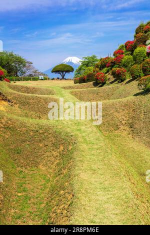 Rovine del castello di Yamanaka e il monte Foto Stock