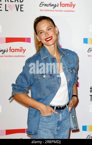 Bar Refaeli bei der Ernsting's Family Fashion Show im Hotel Atlantic. Amburgo, 19.06.2023 Foto Stock