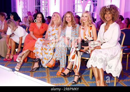 Miyabi Kawai, Eva Imhof, Katja Burkard, Tanja Bülter und Marie Amiere bei der Ernsting's Family Fashion Show im Hotel Atlantic. Amburgo, 19.06.2023 Foto Stock