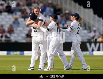 Il Lauren Filer inglese (seconda a sinistra) celebra il lancio del wicket dell'Ellyse Perry australiano durante il giorno uno dei primi test match delle Ashes femminili al Trent Bridge di Nottingham. Data immagine: Giovedì 22 giugno 2023. Foto Stock