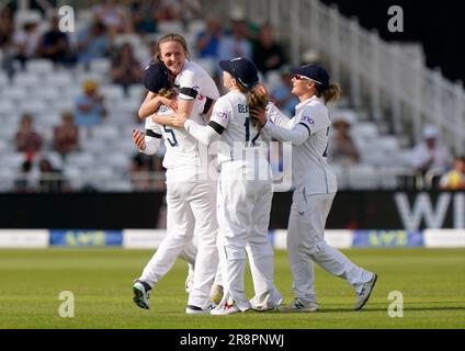 Il Lauren Filer inglese (seconda a sinistra) celebra il lancio del wicket dell'Ellyse Perry australiano durante il giorno uno dei primi test match delle Ashes femminili al Trent Bridge di Nottingham. Data immagine: Giovedì 22 giugno 2023. Foto Stock